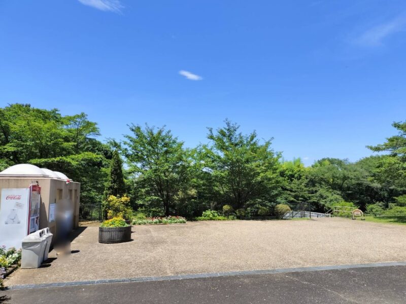 神奈川県立相模原公園（麻溝公園隣接）ふれあい水辺じゃぶじゃぶゾーン　入口には自販機とお手洗い